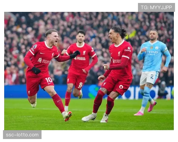 争议瞬间:英超比赛最后时刻疑似点球未判,VAR介入后维持原判,引发两队激烈抗议。 争议瞬间:英超比赛最后时刻疑似点球未判,VAR介入后维持原判,引发两队激烈抗议。